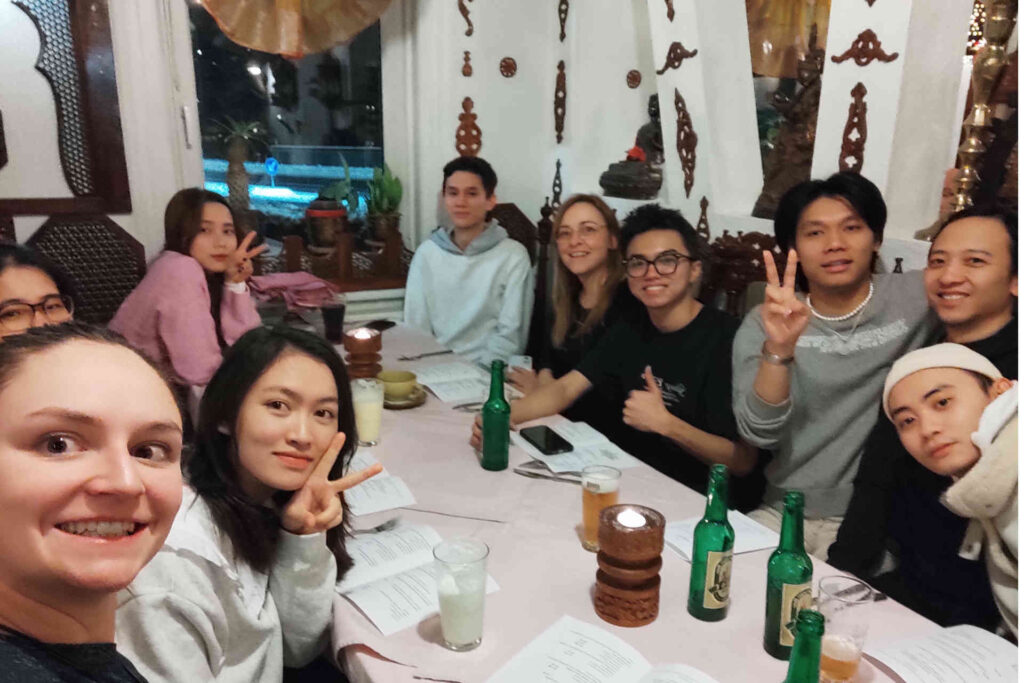 Neujahrsauftakt bei torrivo, Gruppenbild beim Essen, erfreut im Indienhaus Suhl